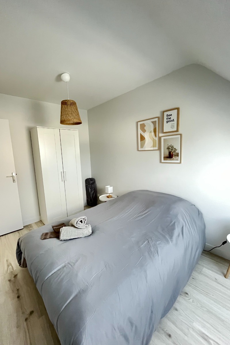 A l'étage, chambre 3 pour 2 personnes (lit 140 x 190 cm) avec rangements.