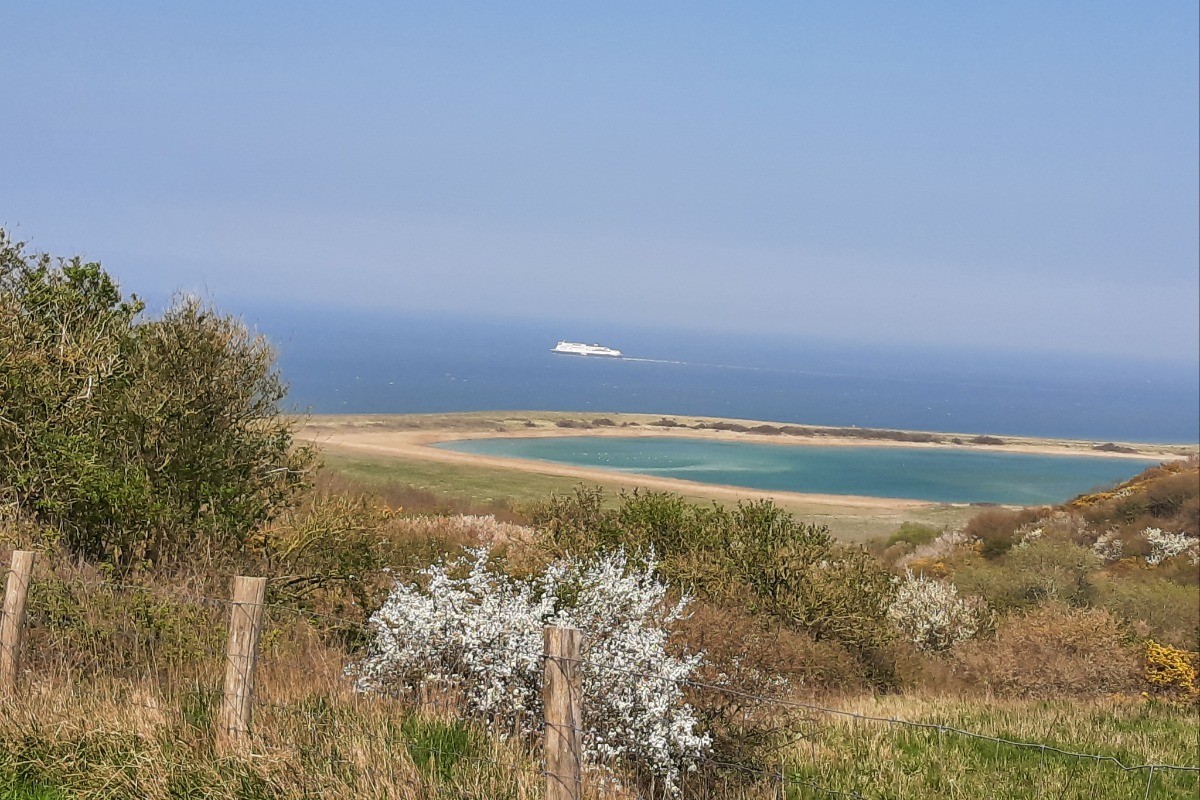 Vue sur la mer et un ferry en direction vers l’Angleterre à 10 mn de l'hébergement
