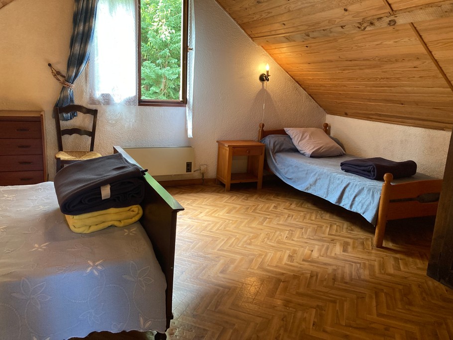 2ème chambre : 1 lit double + 1 lit simple