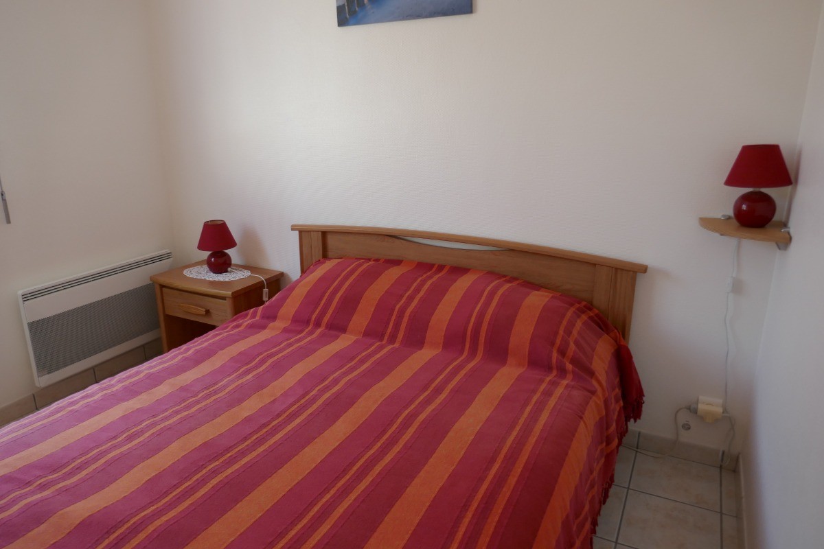 Chambre avec un lit 140