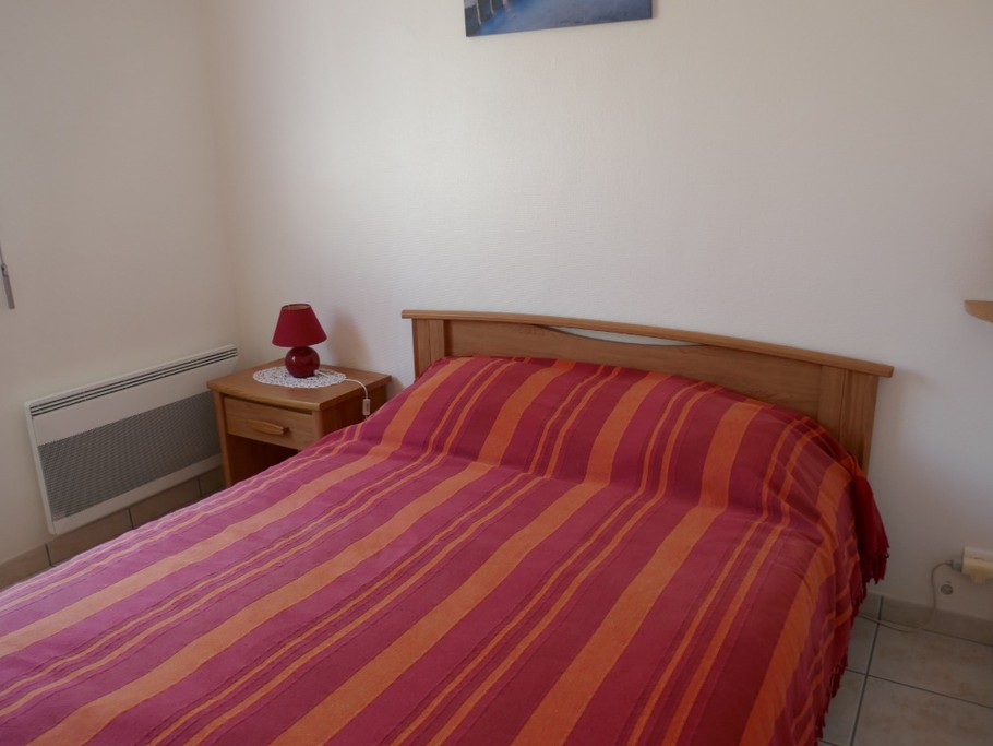 Chambre avec un lit 140