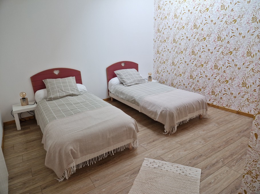 Bedroom 2, 2 single beds - Gite les bords de l'Amezule, gite Mirabelle