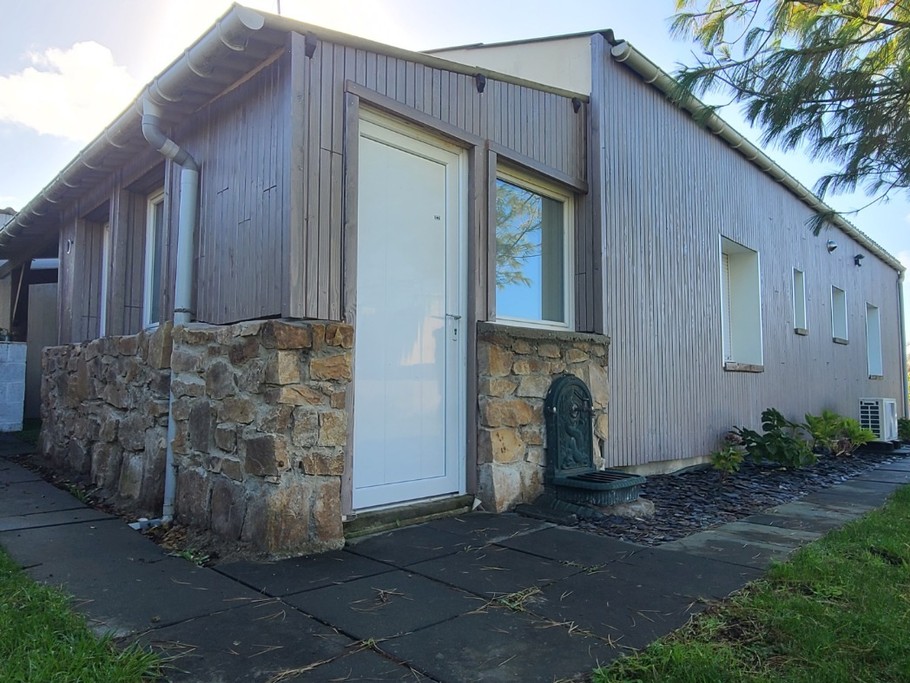 rear view of the house, access to the machine room and outside fountain