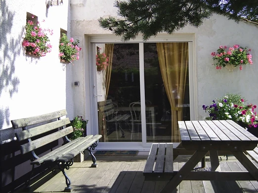La terrasse et l'entée du gite.
