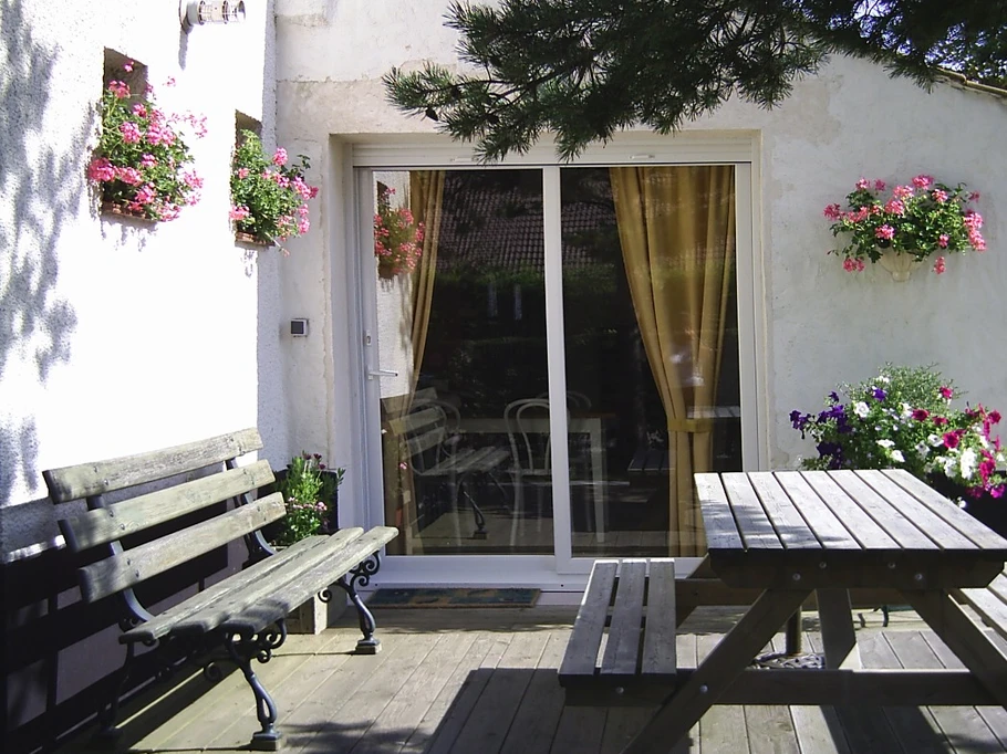 La terrasse et l'entée du gite.