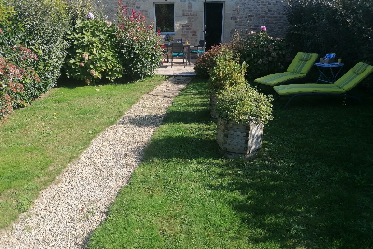 ROZAVEL: Salon de jardin pour 6 personnes + 4 bains de soleil, grand parasol rectangulaire, BARBECUE.