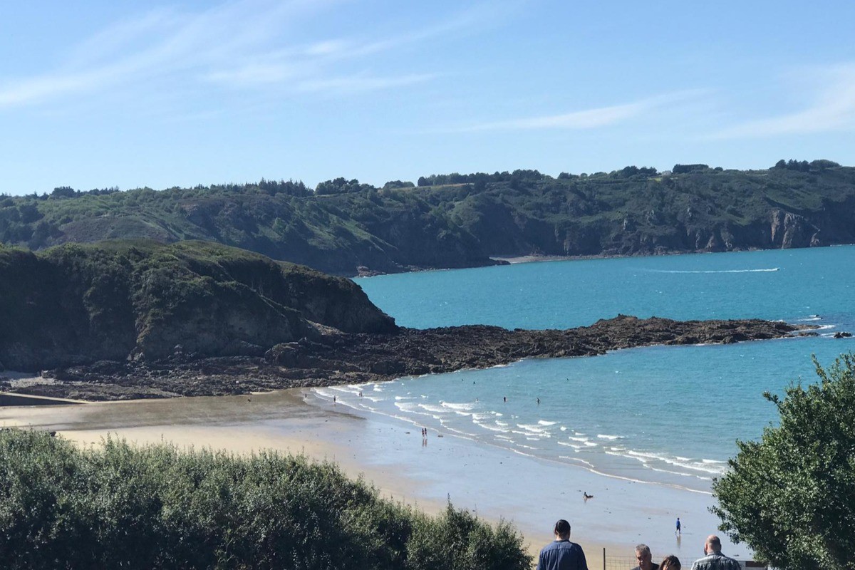 location Tréveneuc plage de port Gorec avec  1 bar resto produis locaux classé guide du routard