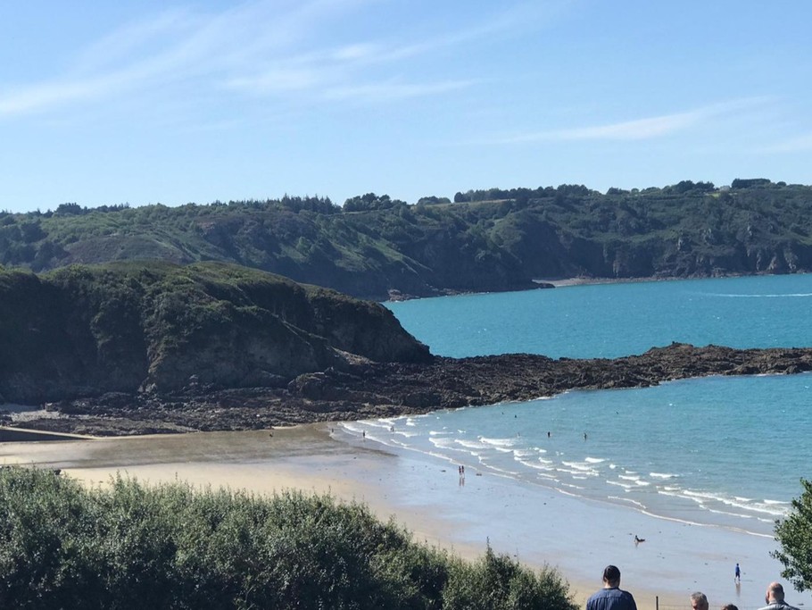 location Tréveneuc plage de port Gorec avec  1 bar resto produis locaux classé guide du routard