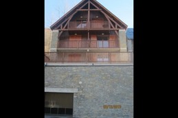 Vue du parking ( 30 marches à monter )