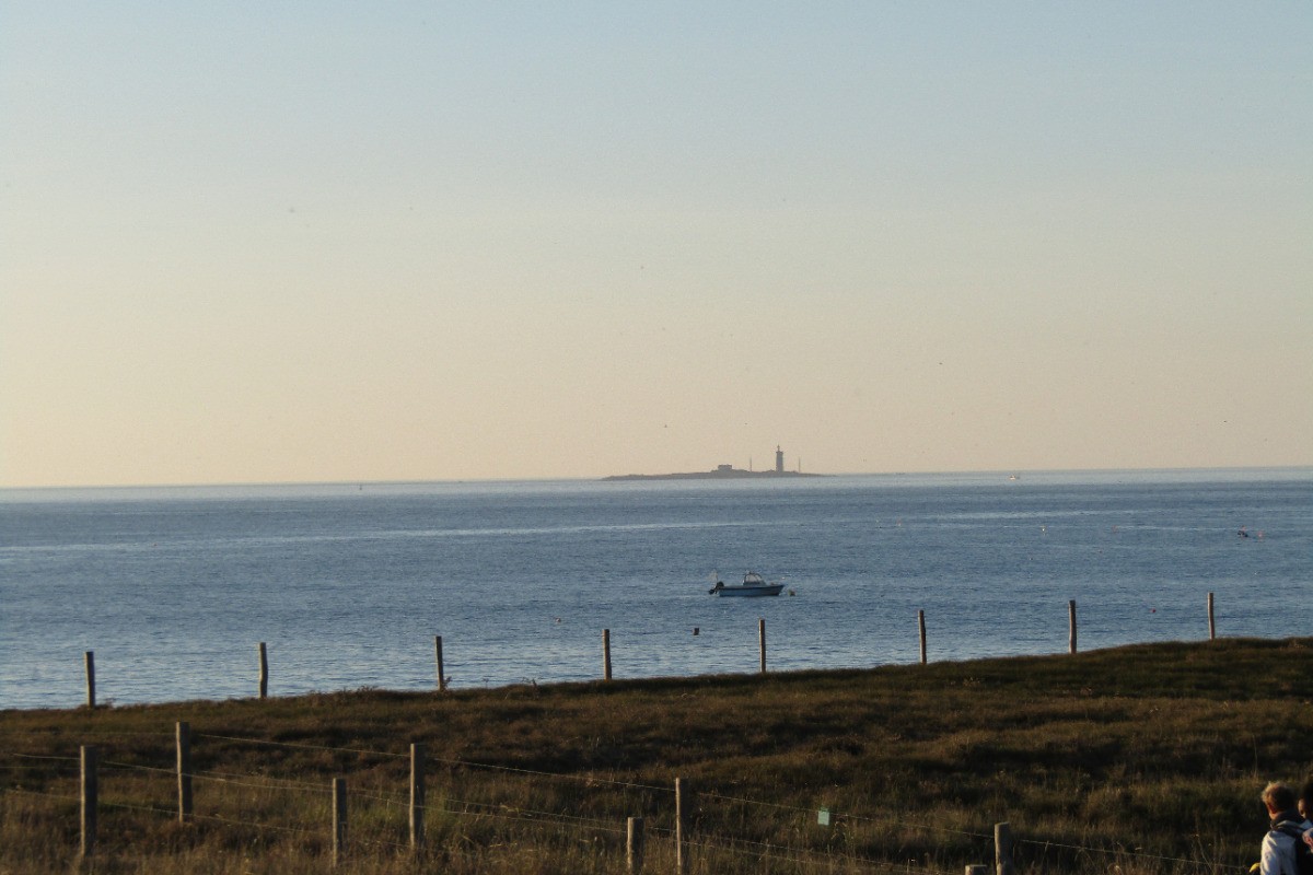 Vue du Pilier sur la plage de Luzéronde.