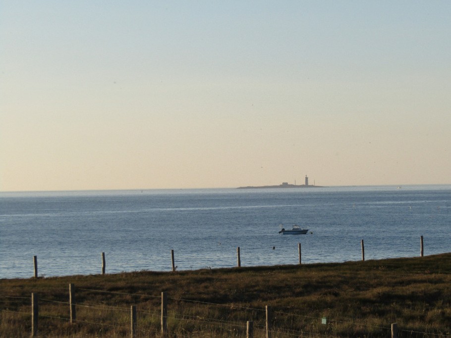 Vue du Pilier sur la plage de Luzéronde.