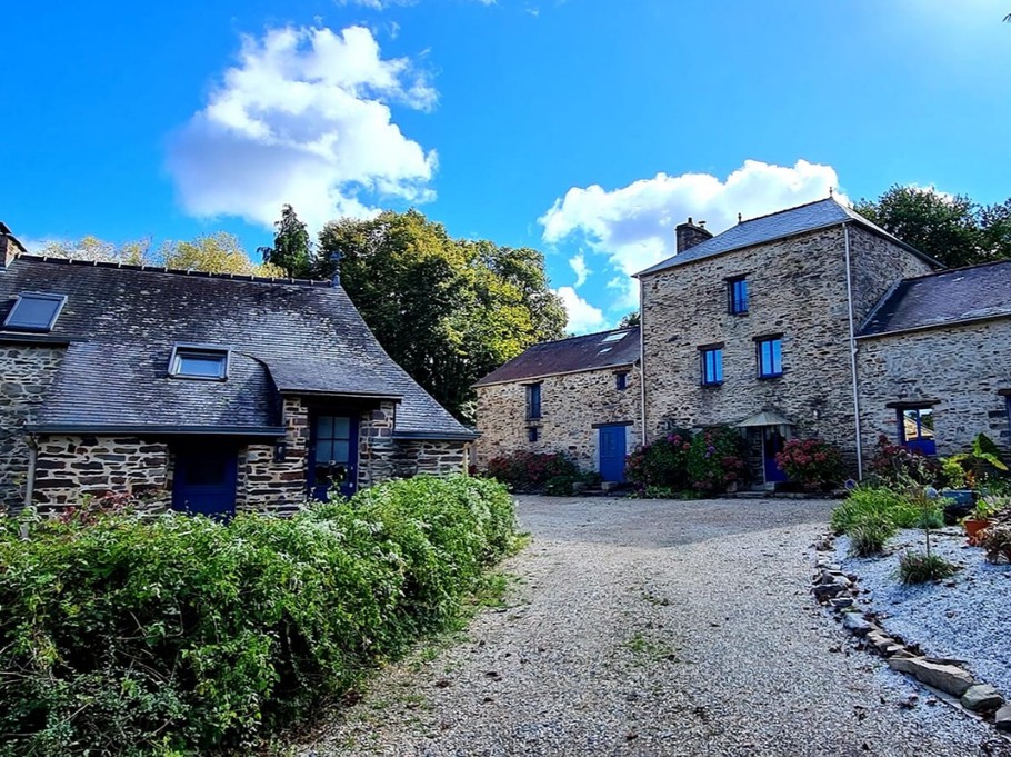 Le gîte du Val se trouve dans la maison indépendante à gauche de la bâtisse principale.