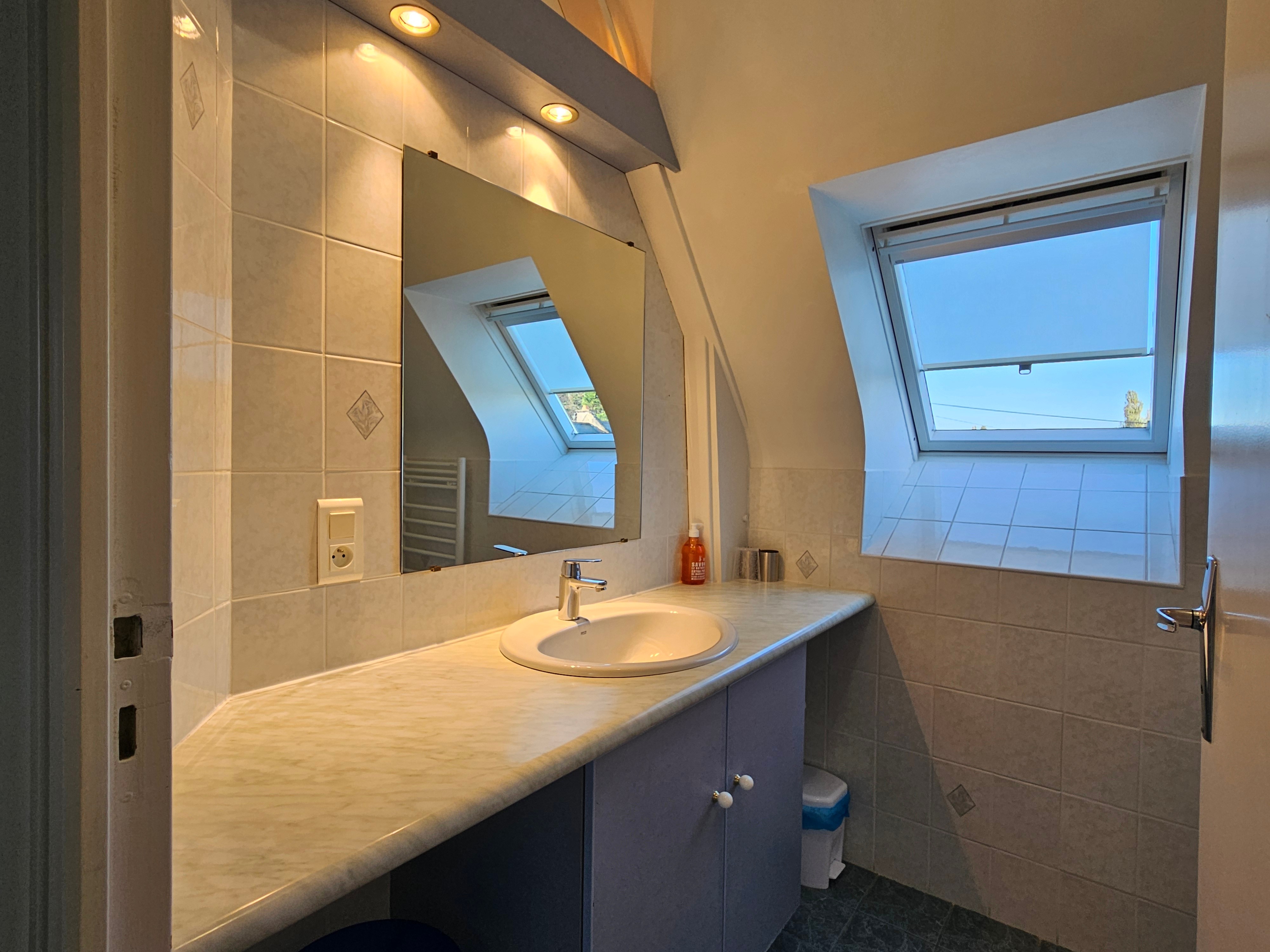 Salle d'eau avec meuble vasque et douche à l'étage