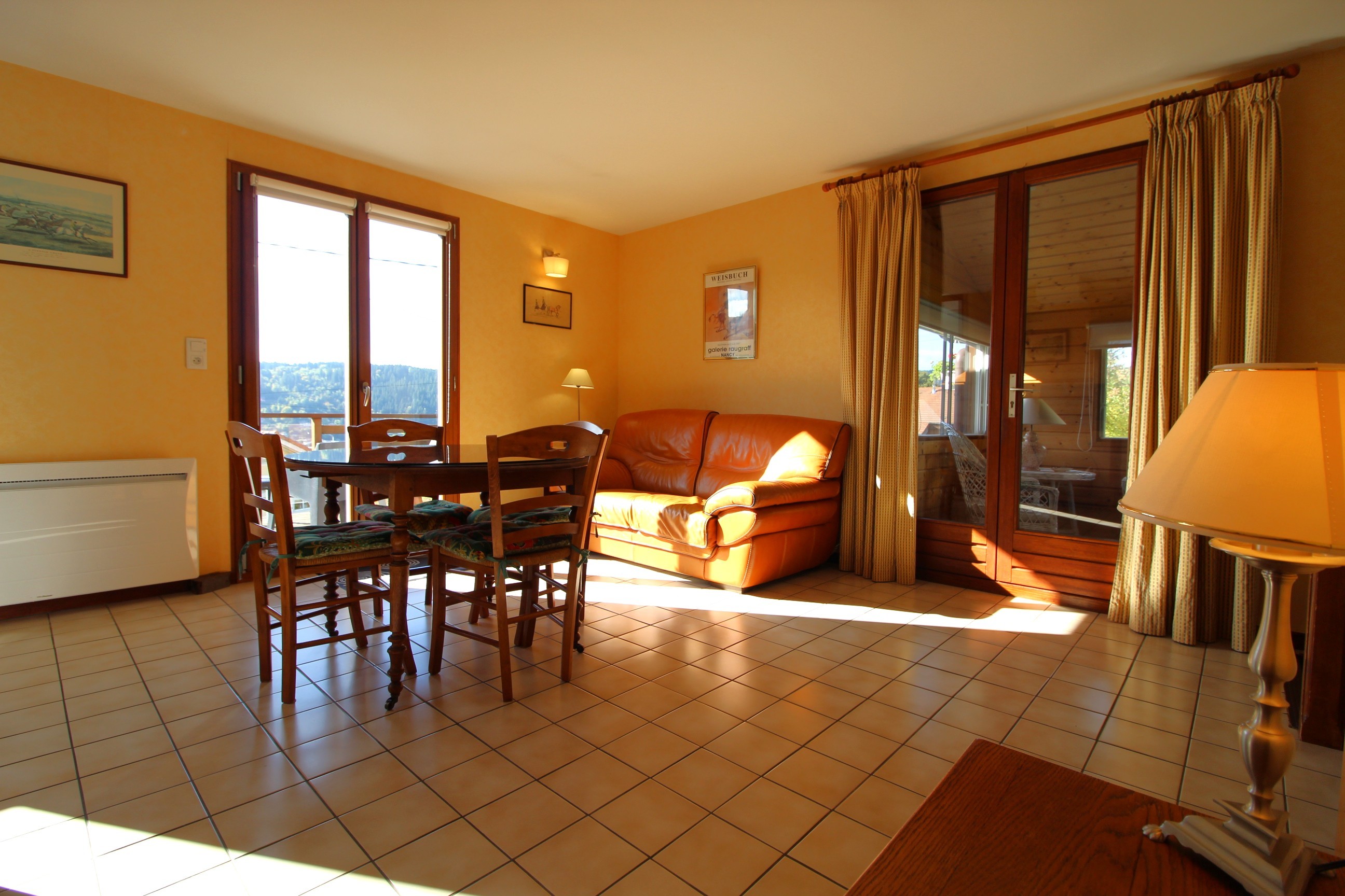 Salon/ séjour - Chalet de Grany, indépendant, avec vue panoramique sur le lac de Gérardmer