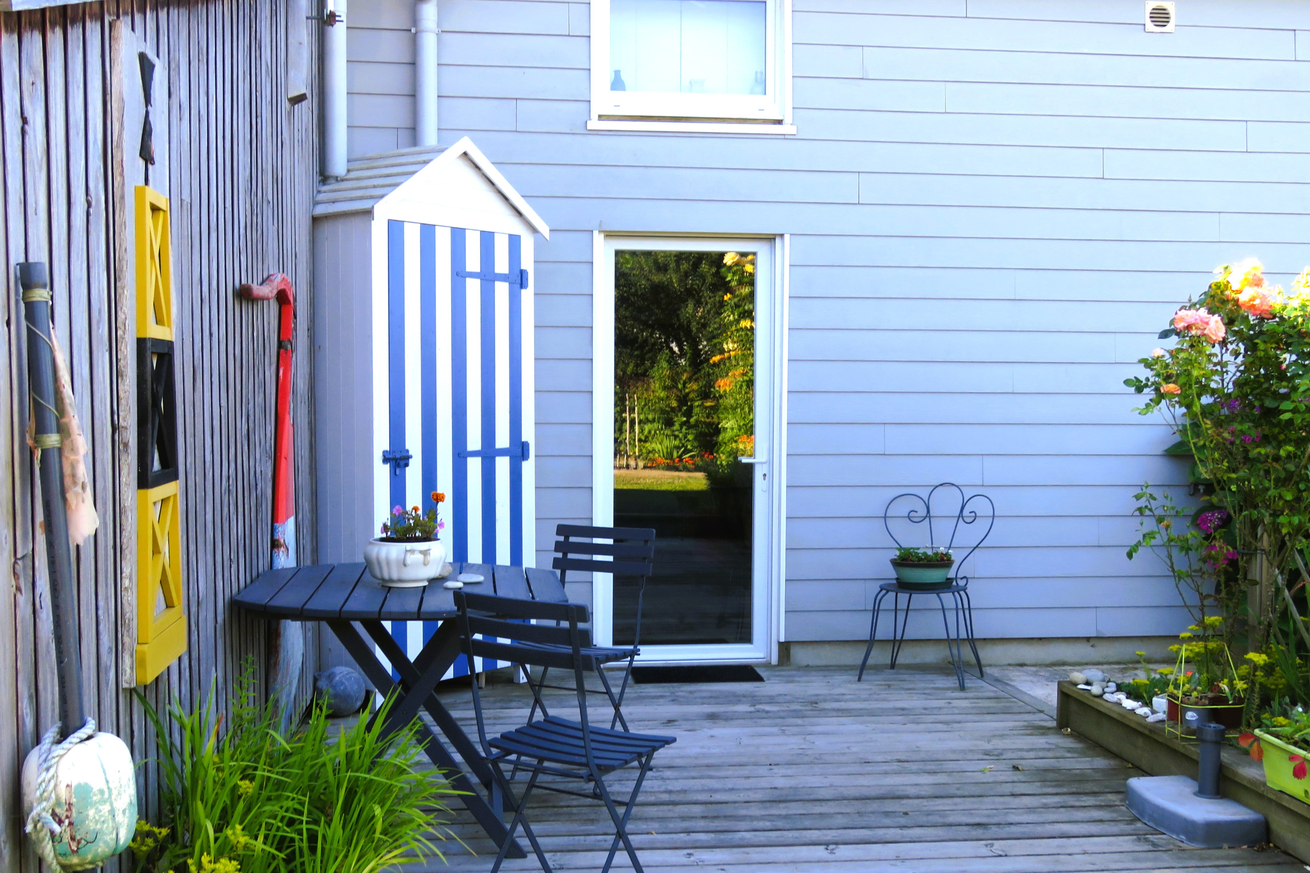 Terrasse privative pour 2 à 4 personnes et accès indépendant à la chambre.