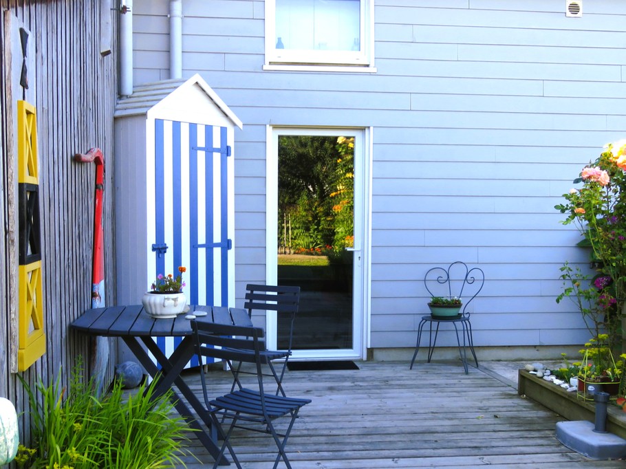 Terrasse privative pour 2 à 4 personnes et accès indépendant à la chambre.