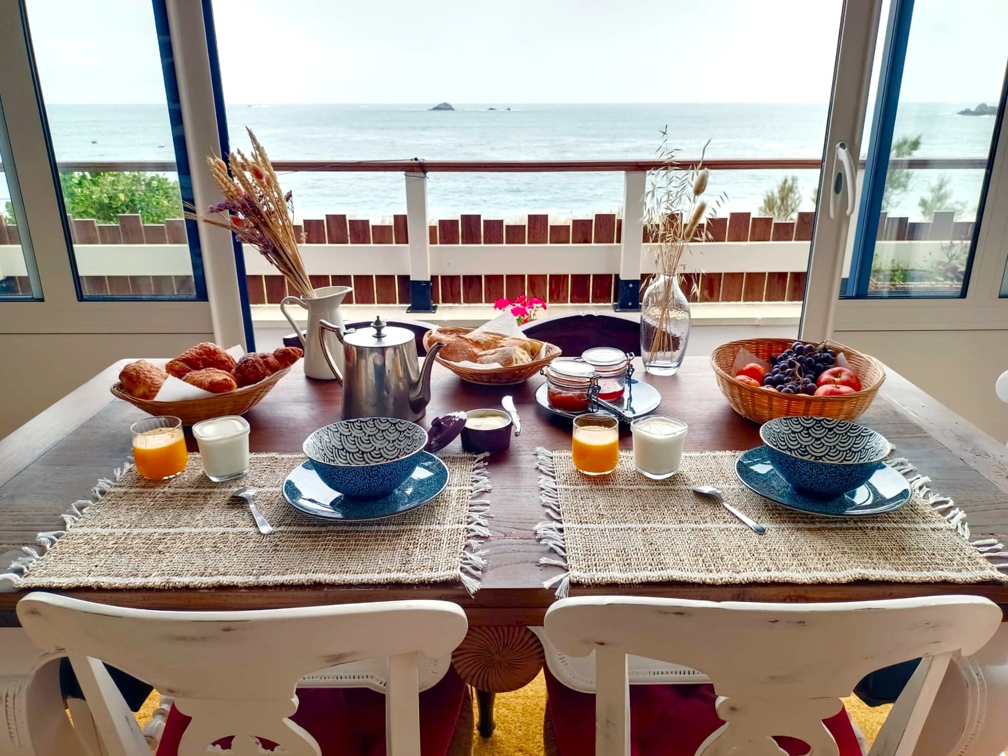 Vue panoramique sur la mer depuis la véranda. (Petit-déjeuner : suggestion de présentation)