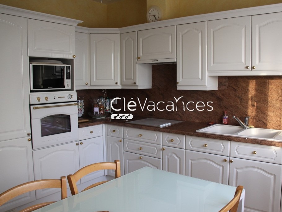 Cuisine intégrée bien équipée