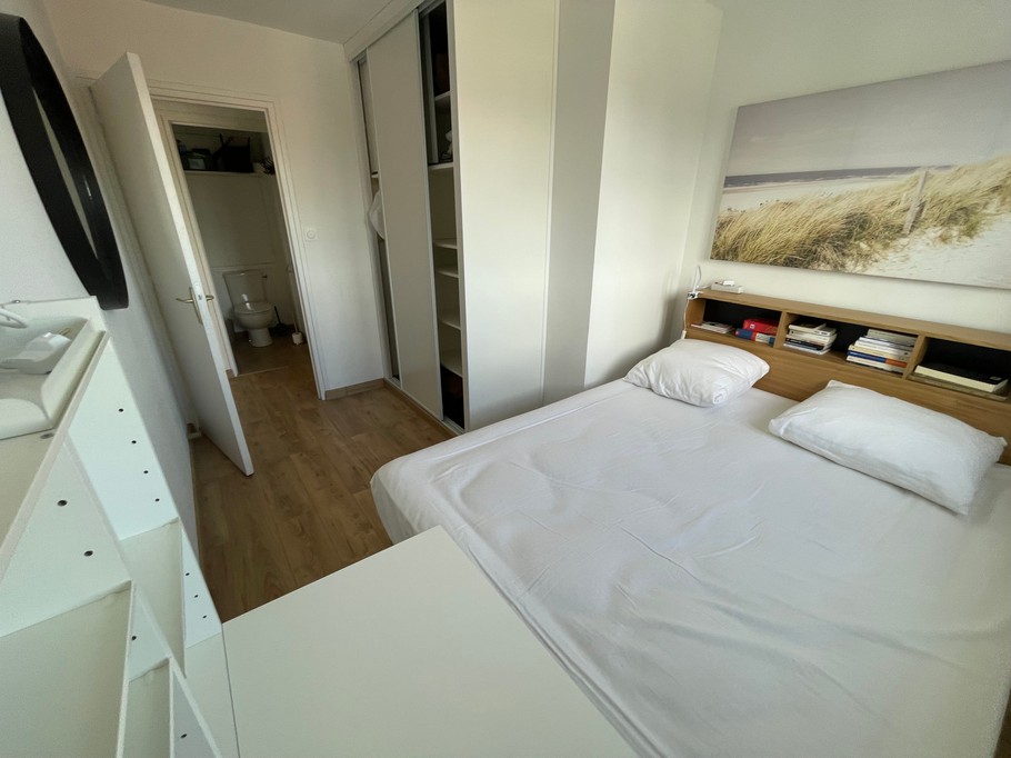 CHAMBRE PARENTALE -LITERIE NEUVE-PLACARD AVEC PENDERIE- PETIT BUREAU POUR TRAVAIL À DISTANCE