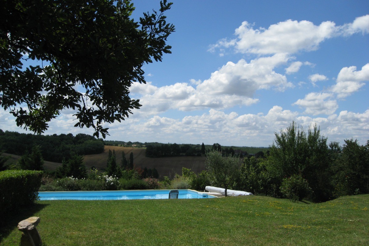 Vue sur les collines, le jardin et la piscine