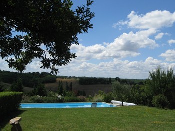 Vue sur les collines, le jardin et la piscine