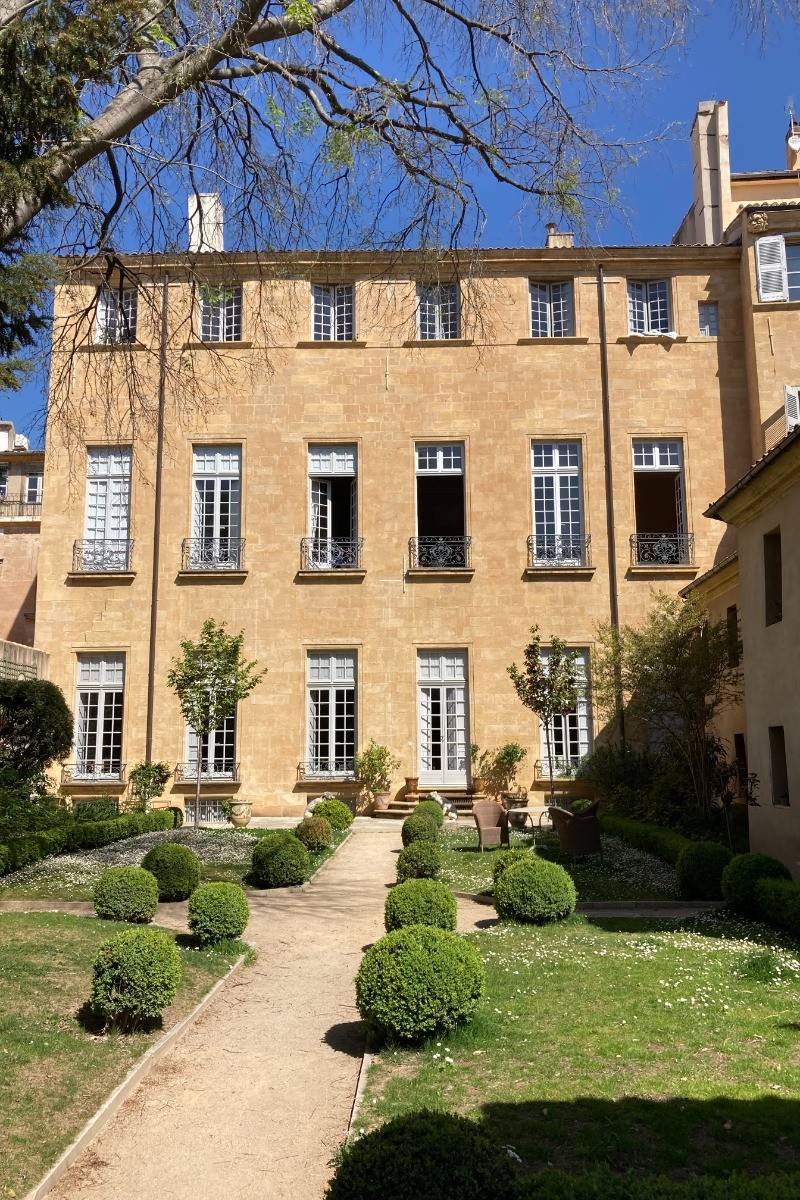 Crédit J Sergent - Jardin au printemps, vue sur l'hôtel d'Arlatan