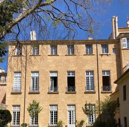 Crédit J Sergent - Jardin au printemps, vue sur l'hôtel d'Arlatan