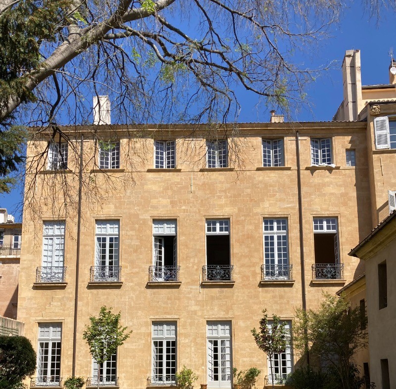 Crédit J Sergent - Jardin au printemps, vue sur l'hôtel d'Arlatan
