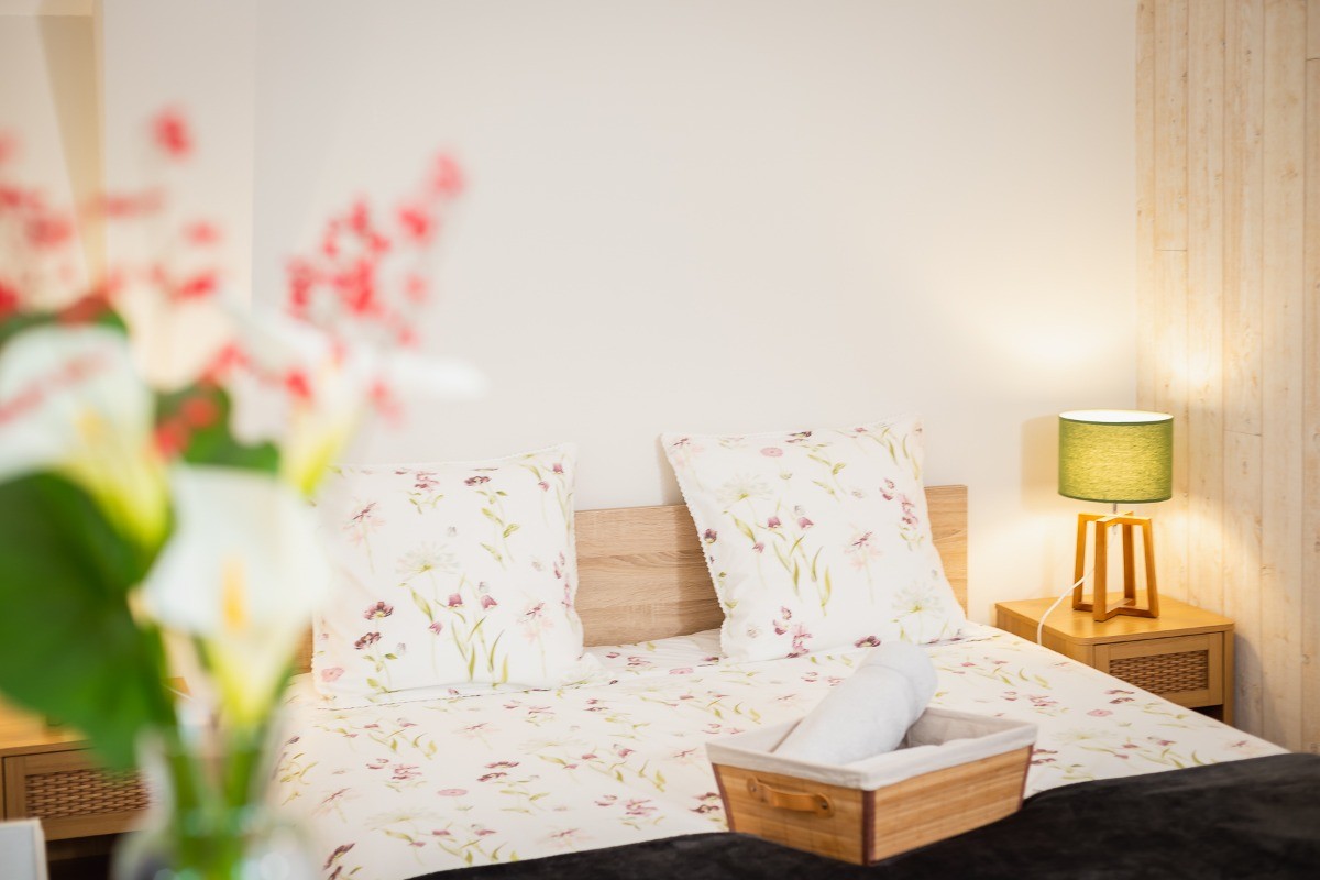 Chambre indépendante de 15 m² pour 2 personnes avec lit grande dimension (160x200 cm), fauteuil et rangements