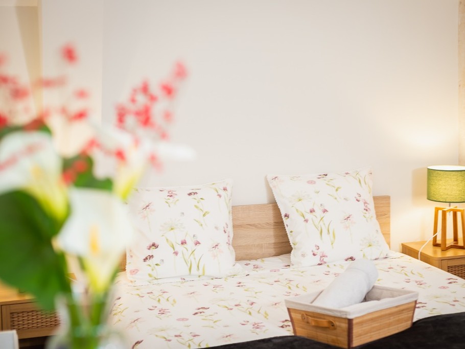 Chambre indépendante de 15 m² pour 2 personnes avec lit grande dimension (160x200 cm), fauteuil et rangements