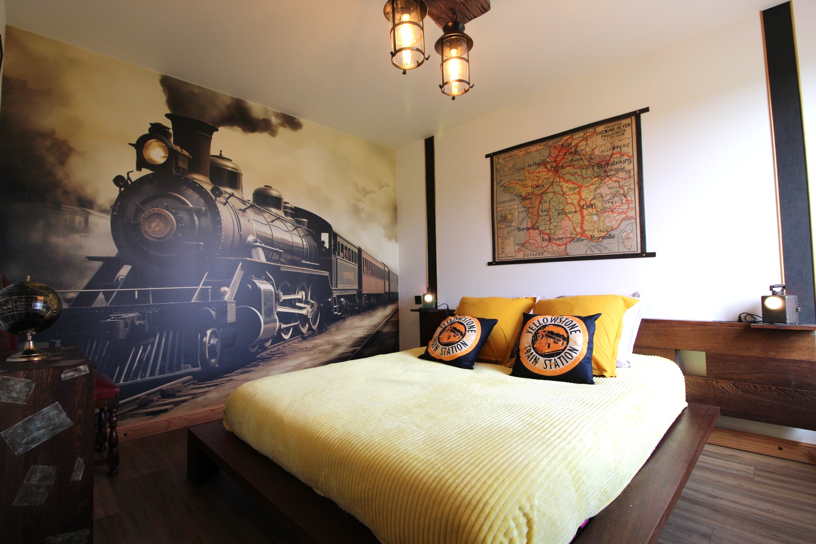 Chambre Jaune "Voyage en train" - Gîte de la gare d'Anould