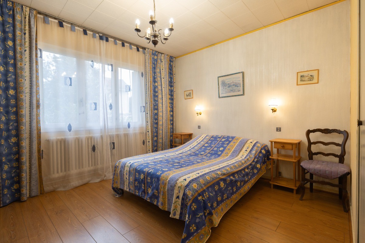 chambre lit 140 avec armoire et penderie