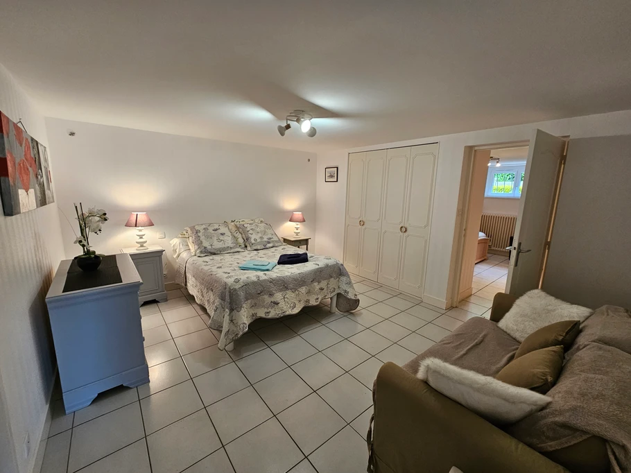 Chambre 1 avec canapé et dressing - lit 140 cm