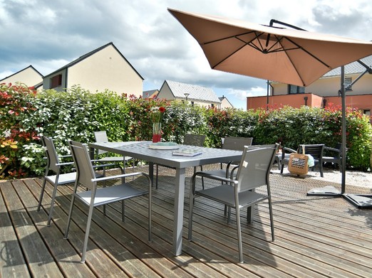 Terrasse en bois avec mobilier de jardin