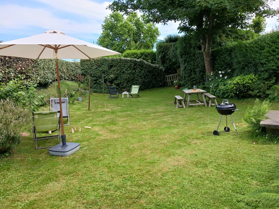 jardin privatif ,bien abrité , spacieux, pour un bain de soleil ou du repos à l'ombre, bercé peut-être par le chant du rouge-gorge ou du pinson...