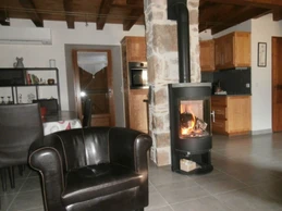 Salon poêle à bois gîte de Trézagou terrasse côté jardin St Céré LOT 46400