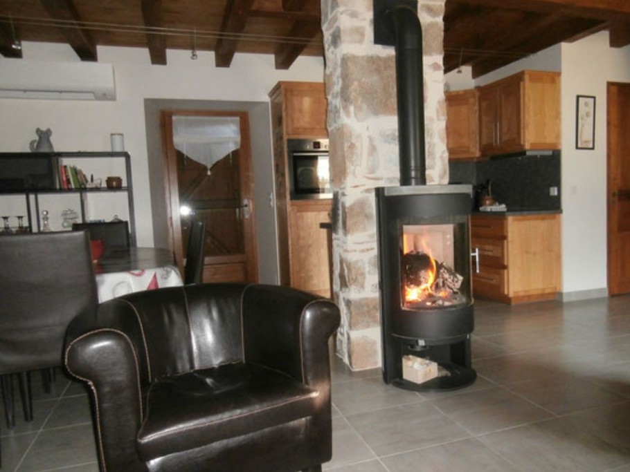 Salon poêle à bois gîte de Trézagou terrasse côté jardin St Céré LOT 46400