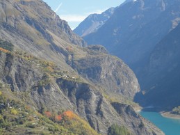 Gite avec vue imprenable proximité stations de ski de l'Oisans (Isère) - barrage du Chambon vue du gîte