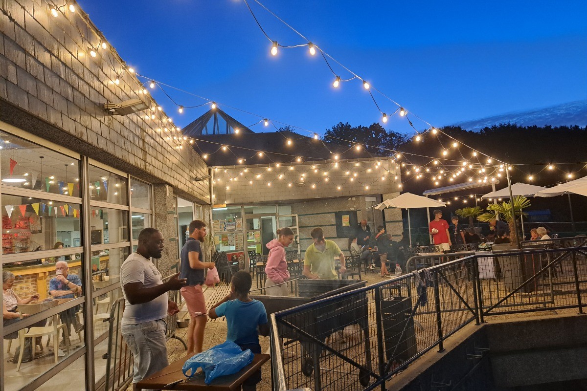 Savourez une boisson rafraîchissante face aux étangs, confortablement installé sur la terrasse panoramique. Appréciez le charme et le calme de la nature bretonne s’étirant devant vous.