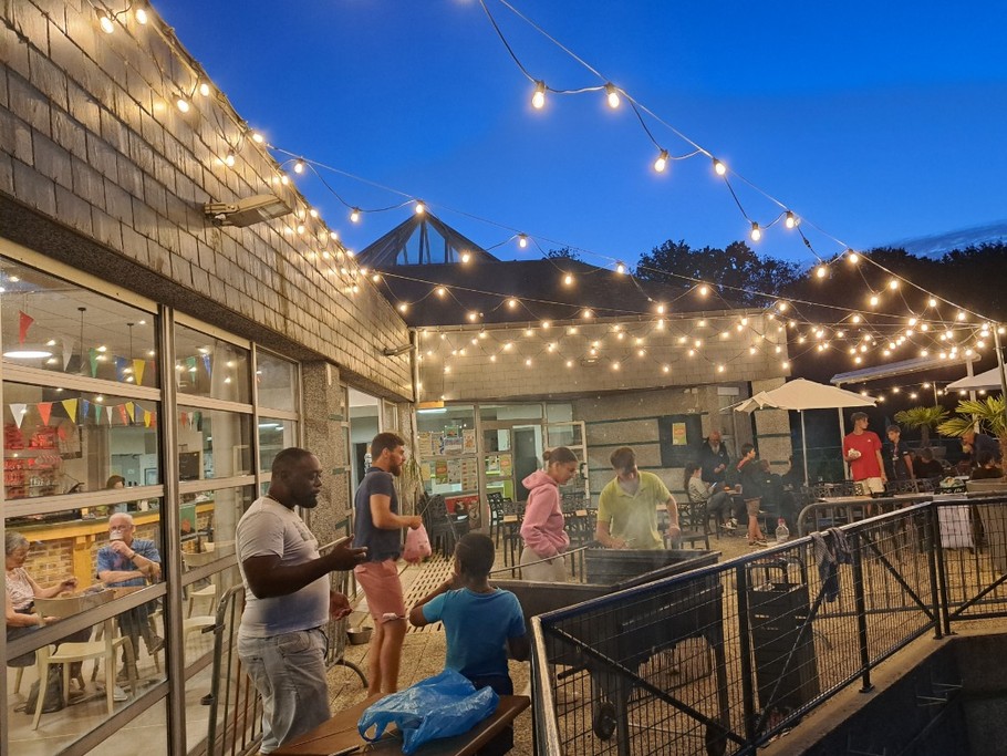 Savourez une boisson rafraîchissante face aux étangs, confortablement installé sur la terrasse panoramique. Appréciez le charme et le calme de la nature bretonne s’étirant devant vous.