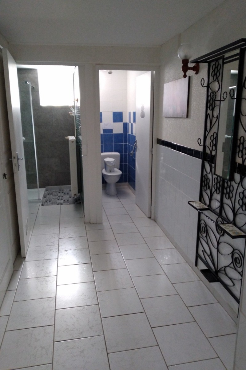 Accès salle d'eau / WC séparé - Chez Maïse