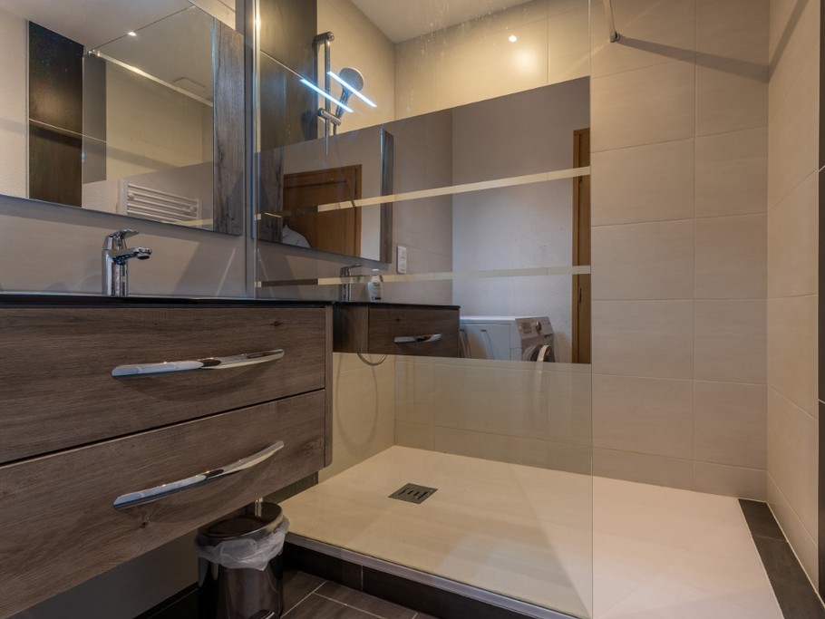 Salle d'eau avec lave linge