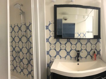 la salle de douches privative avec accès dans la chambre est équipée d'un luminaire LED variable et haut parleur Bluetooth