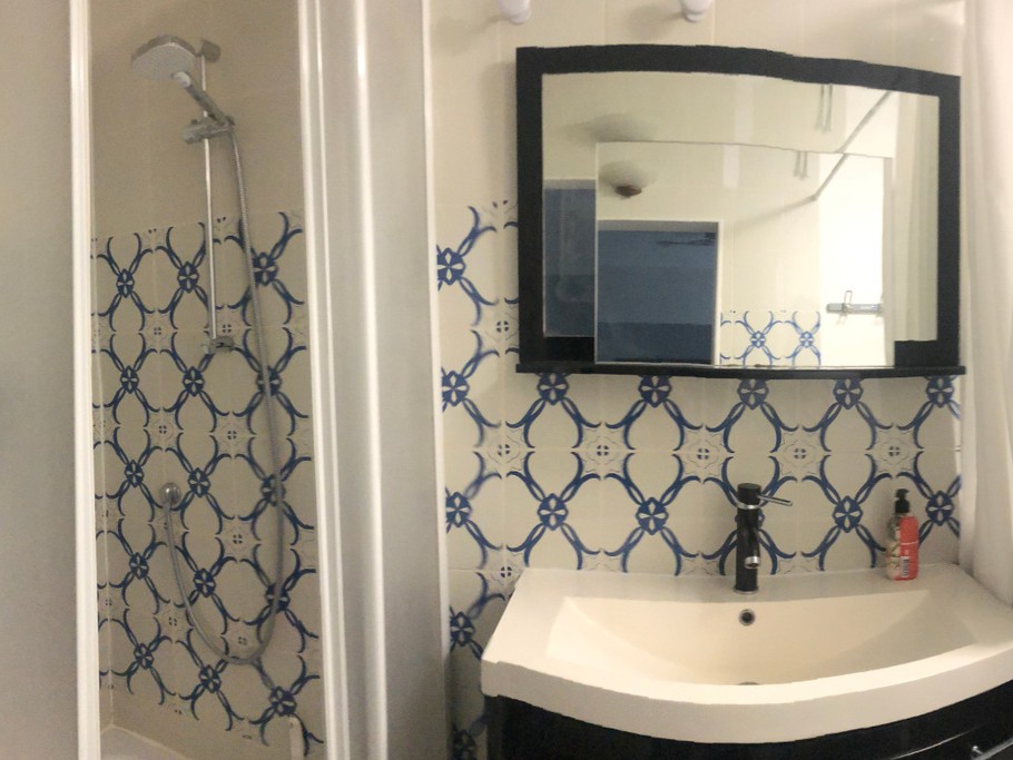 la salle de douches privative avec accès dans la chambre est équipée d'un luminaire LED variable et haut parleur Bluetooth