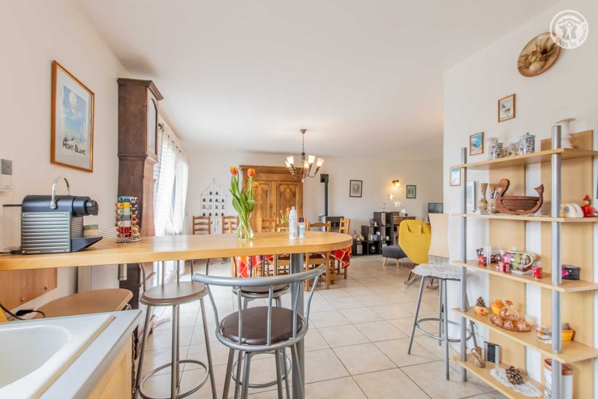 Cuisine avec vue sur la salle.