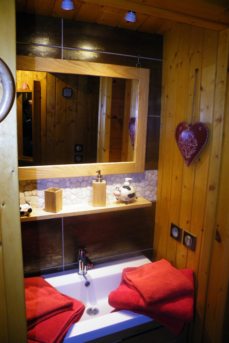 Salle de bain avec lavabo