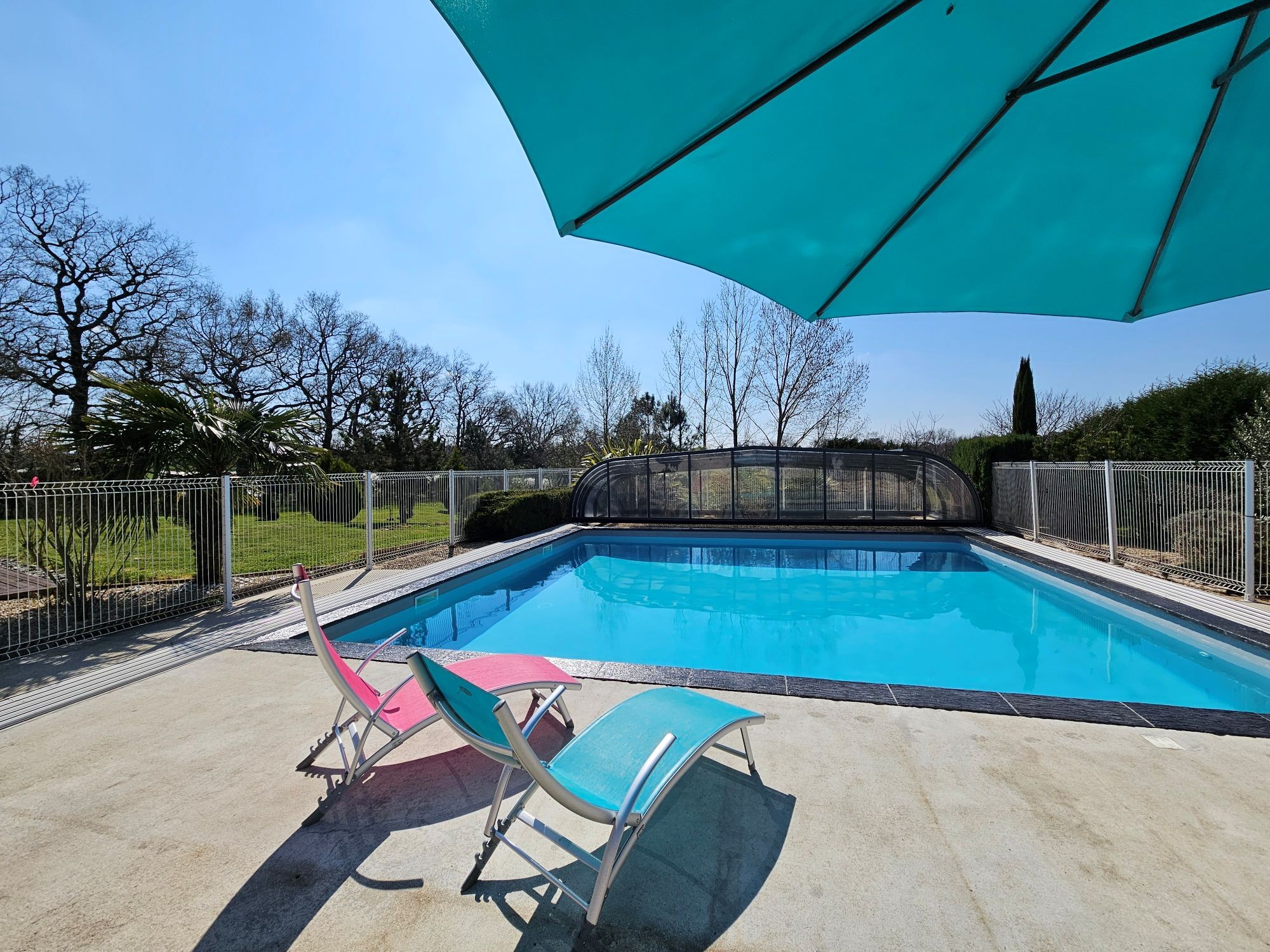 Piscine sécurisée du LOFT, pour 9 personnes, site "Murmures de La Poussonne" en Charente
