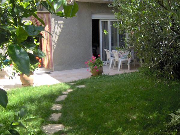la terrasse devant l'appartement