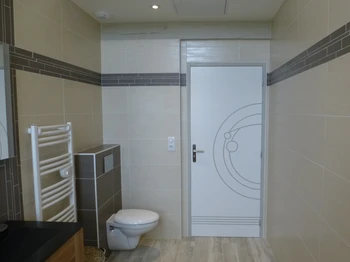Salle de bain avec douche italienne hydro-massante de 2 M2, double vasque et WC.