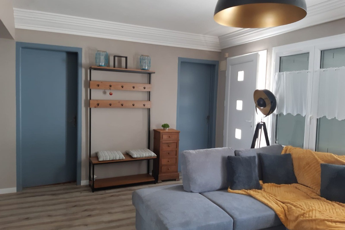 Salon avec accès au trois chambres de la location